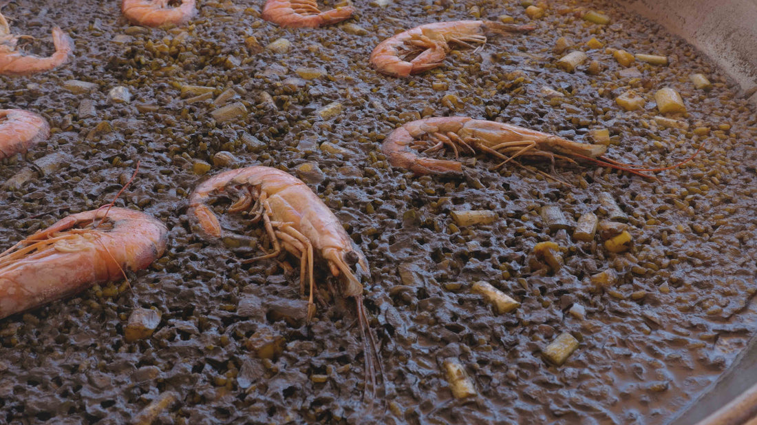 Un arroz negro que huele a domingo y a mar