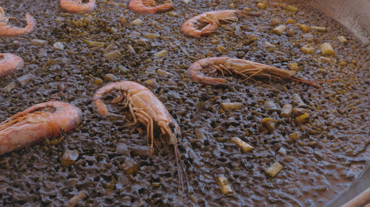 Un arroz negro que huele a domingo y a mar